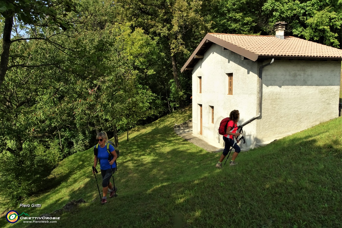 15 Usciamo dal bosco per vedere una bella radura prativa con baita.JPG